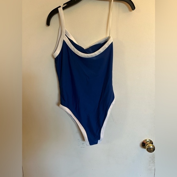 Aerie Best Babes One Piece Swimsuit One
Shoulder Cheekier
Graphic Print medium - Picture 2 of 5